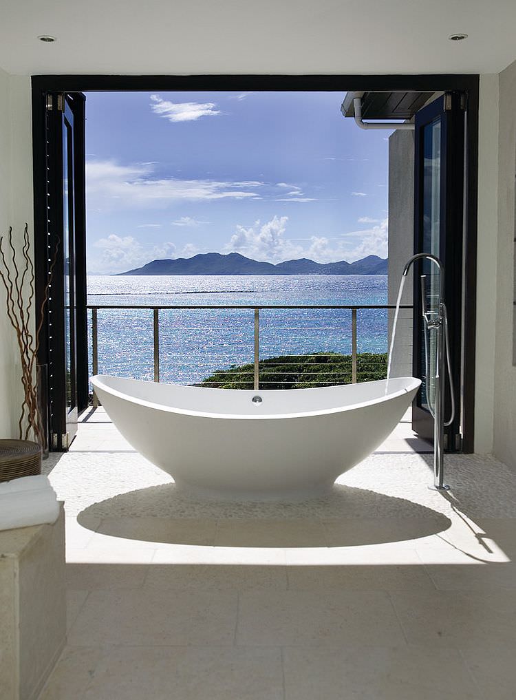 حمام لاکچری با وان سفید که از پنجره آن منظره ای رو به کوه و دریا پیدا است